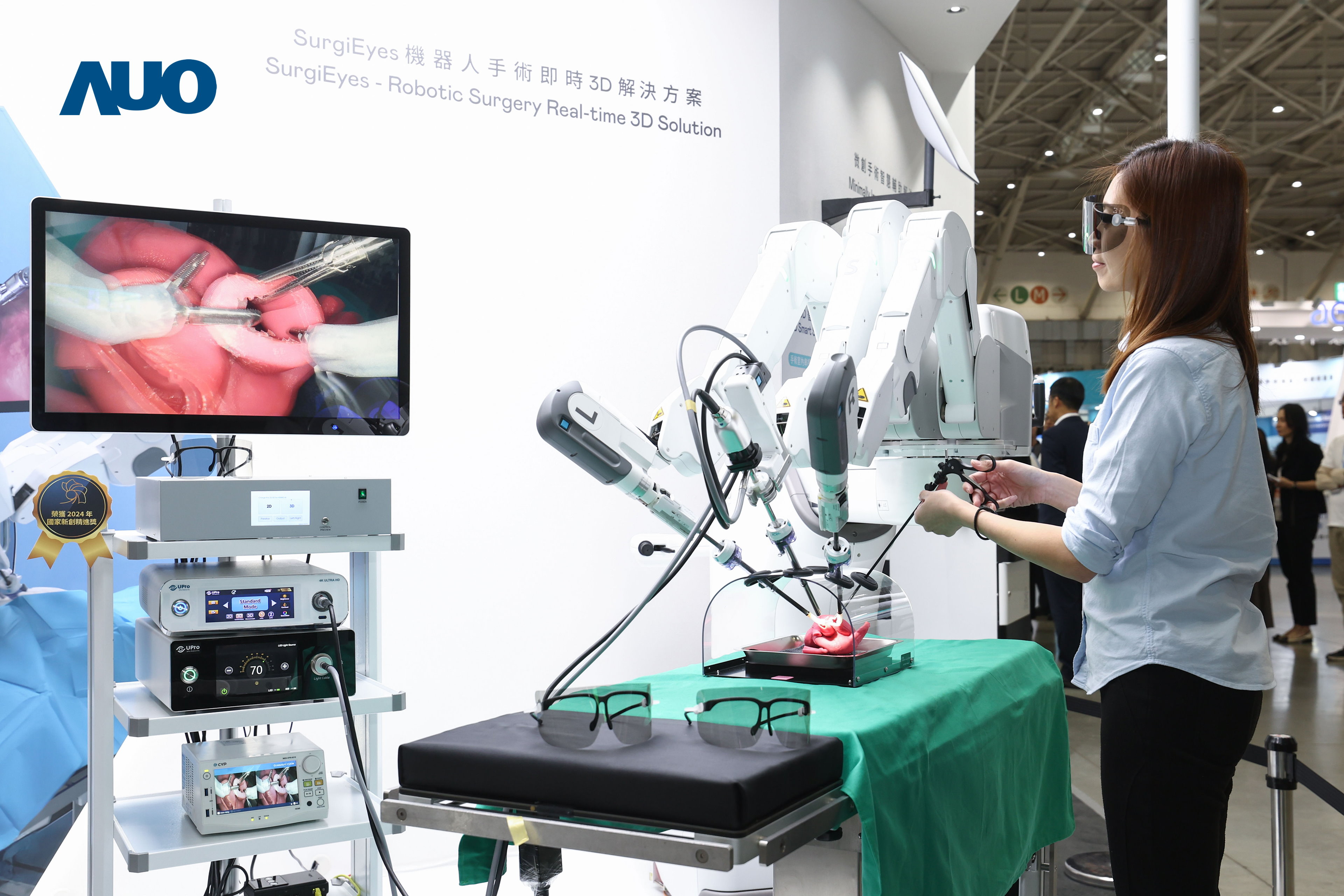 �_�����I�ȵ�3D�@ʾ���g�Ƴ���SurgiEyes�C�������g���r3D��Q���������������M3D�D��̎���c����3D��ֱ��ҕ�����Vɫ����@ʾ���g�����g�F꠿Ɍ��rͬ�������t��ҕ�ǿ�������3DӰ��������ͨЧ���c��ȫ����